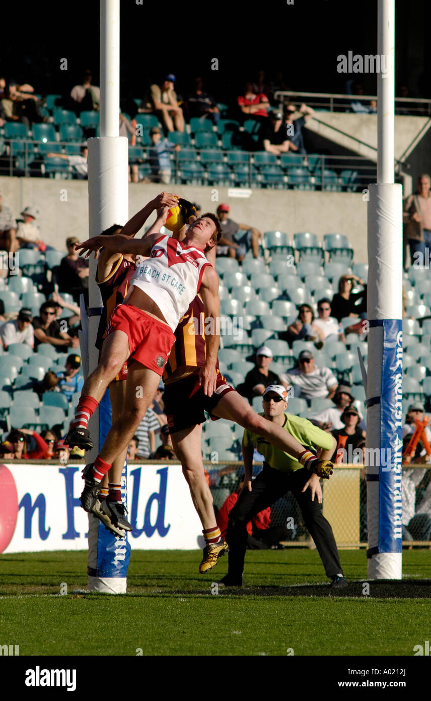 Les joueurs sautant pour marquer (captures) le ballon dans l'Australian Rules Football match, Subiaco, Western Australia 2006 Banque D'Images