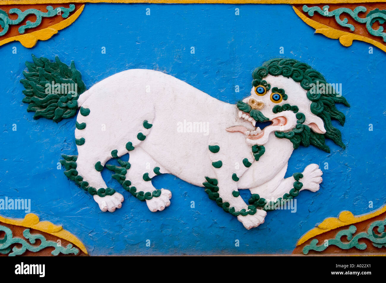 Snow Lion avec fond bleu dans le lac Tso Pema Inde Revalsar Banque D'Images
