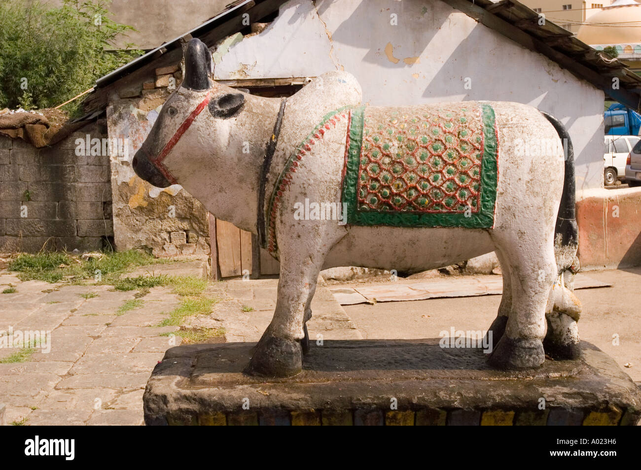 Nandi bull dieu hindou Shiva véhicule derrière temple de Shiva à Mandi Himachal Pradesh, Inde Banque D'Images
