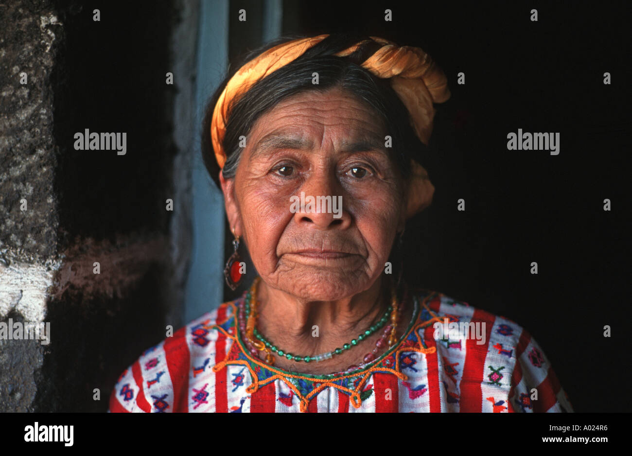 Femme âgée de San Lucas Toliman portant le style distinctif de chemisier Maya comme porté dans sa communauté au Guatemala Banque D'Images