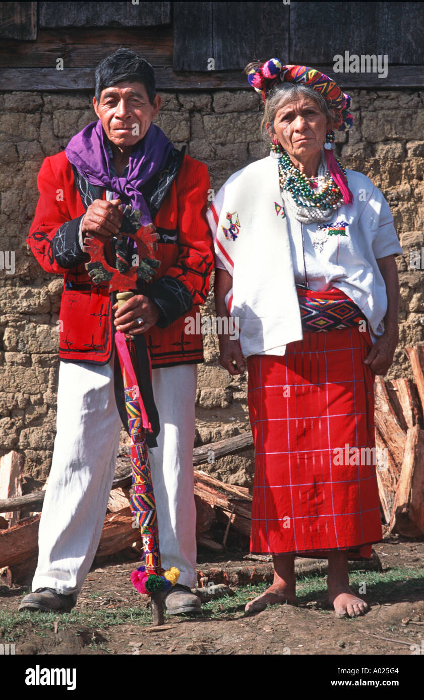 Ancien religieux de San Gaspar Cofradia cult en costume traditionnel avec sa femme aussi en tenue de cérémonie Chajul Guatemala Banque D'Images