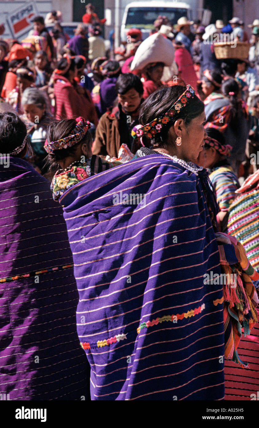Les femmes mayas au marché dans des châles Zunil nr hautes terres du Guatemala Quezaltenango Banque D'Images