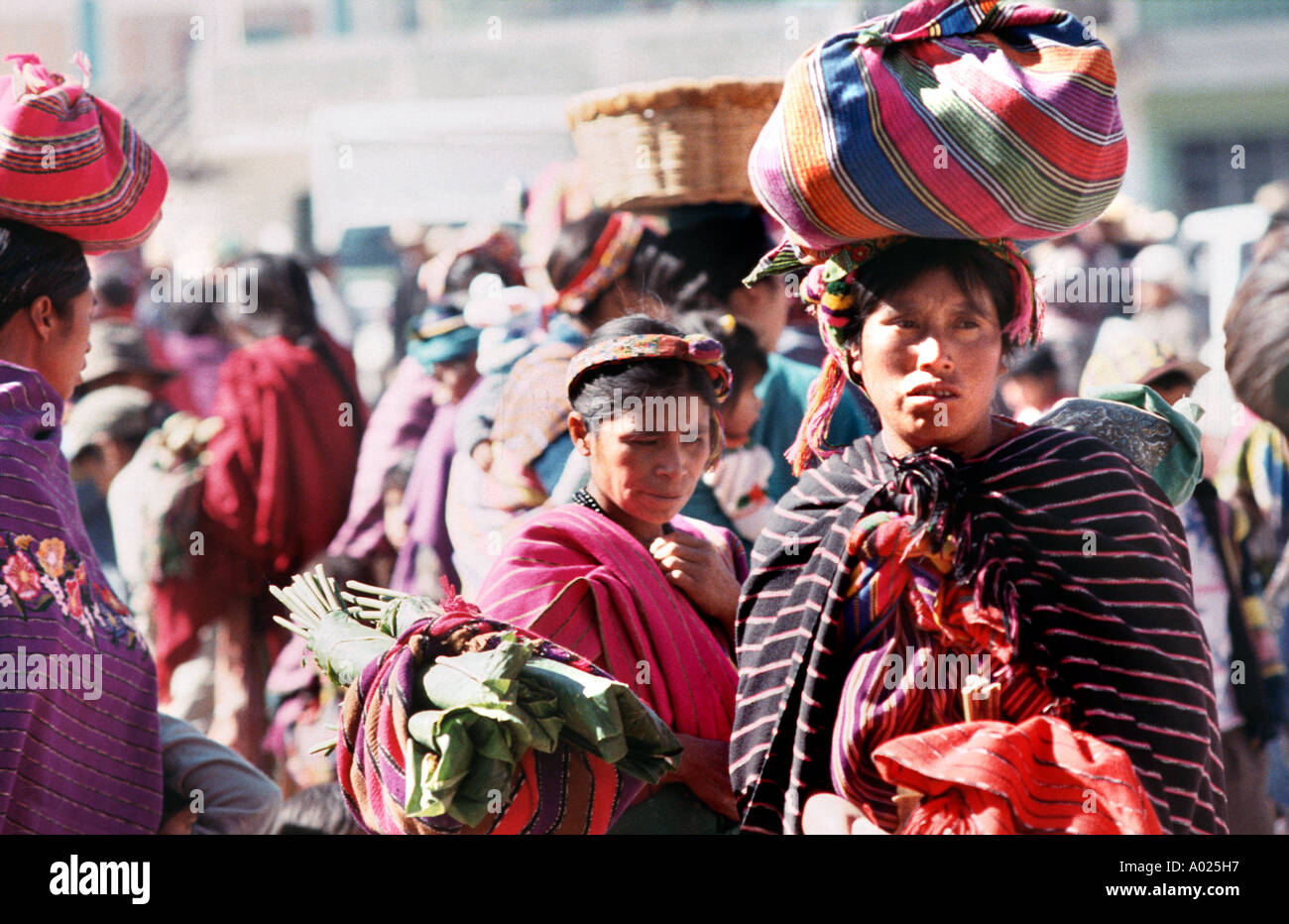 Les femmes mayas au marché dans des châles et transporter sur leurs têtes hautes terres du Guatemala Quezaltenango Zunil nr Banque D'Images