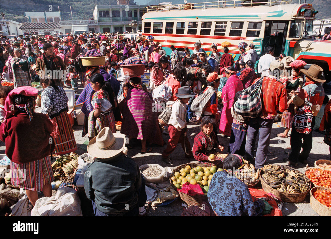 Scène de marché bondé avec le bus Zunil ville Guatemala Amérique Centrale Banque D'Images