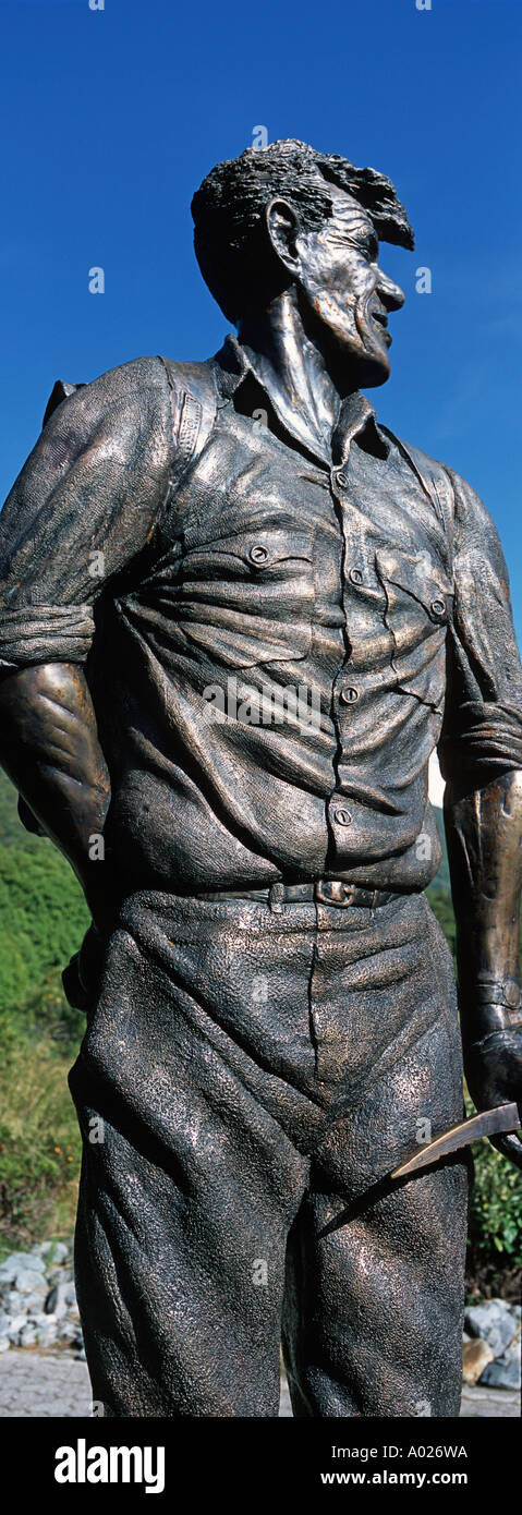 Sir Edmund Hillary a dévoilé la statue en 2003 à l'extérieur de l'Ermitage Mont Cook à la recherche sur les sommets des montagnes il a conquis Banque D'Images