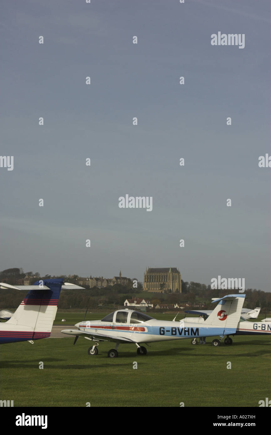 Un Piper PA-38-112 Tomahawk est situé sur l'aéroport de Shoreham (Brighton City) Aéroport, West Sussex. Banque D'Images