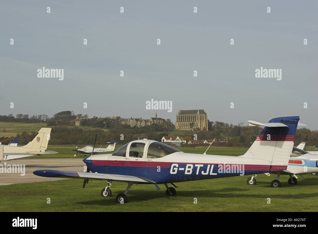 D'un Piper PA38-112 se trouve sur l'aéroport de Shoreham (Brighton City) Aéroport, West Sussex. Banque D'Images
