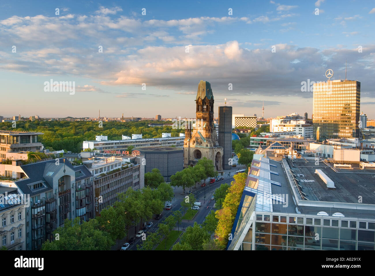 Allemagne Berlin Vue de l'église du souvenir et de Kurfürstendamm Banque D'Images