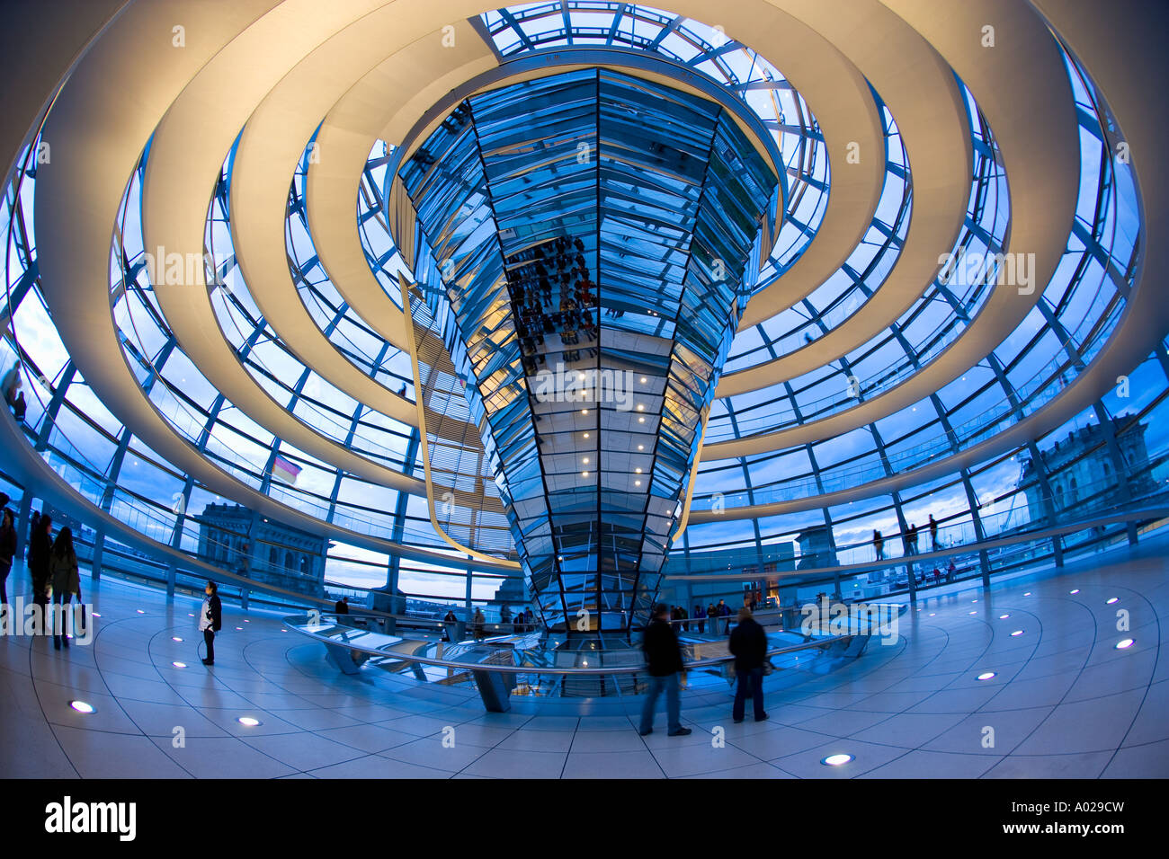 Dôme en verre par Sir Norman Foster sur l'édifice du Parlement Reichstag  Photo Stock - Alamy