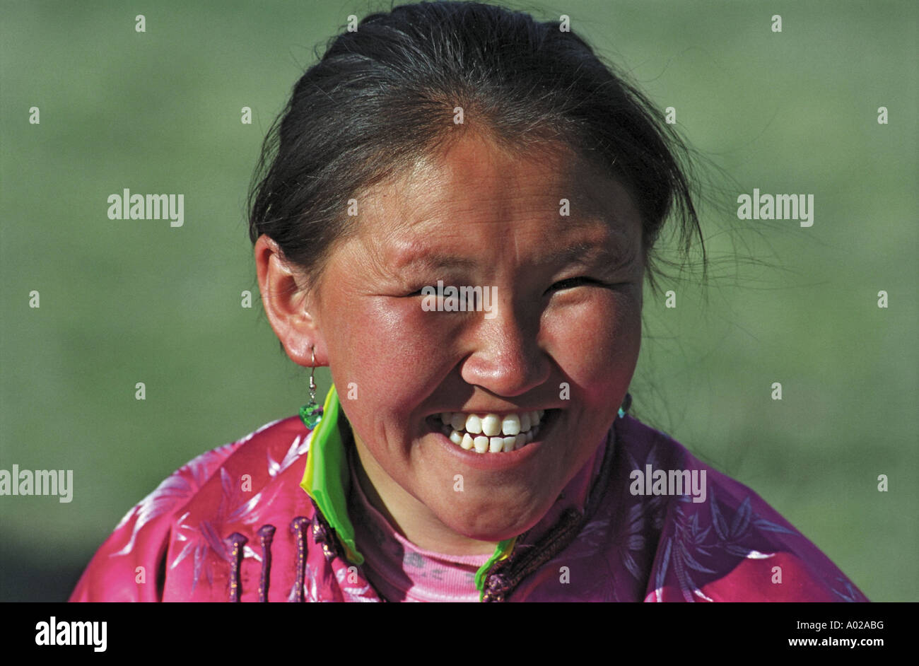 Portrait of smiling young woman in Mongolian vêtements nationaux appelé del. Tsagaan Nuur somon. Numéro 2 de la Brigade. La Mongolie du Nord Banque D'Images