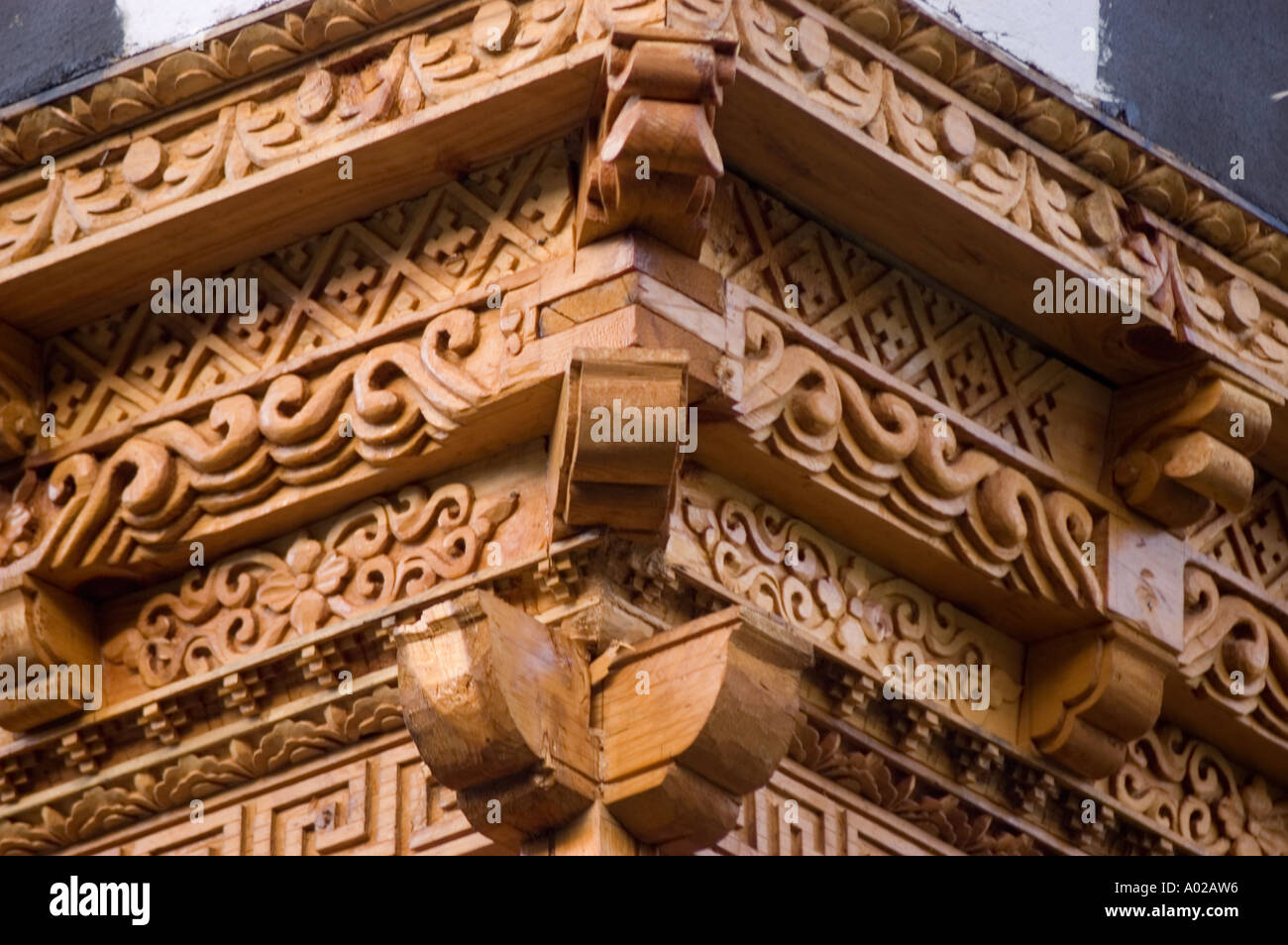 Close up Detail de bois riches traditionnels sculptés dans la fenêtre ladakhis maison locale Alchi Ladakh Inde village Banque D'Images