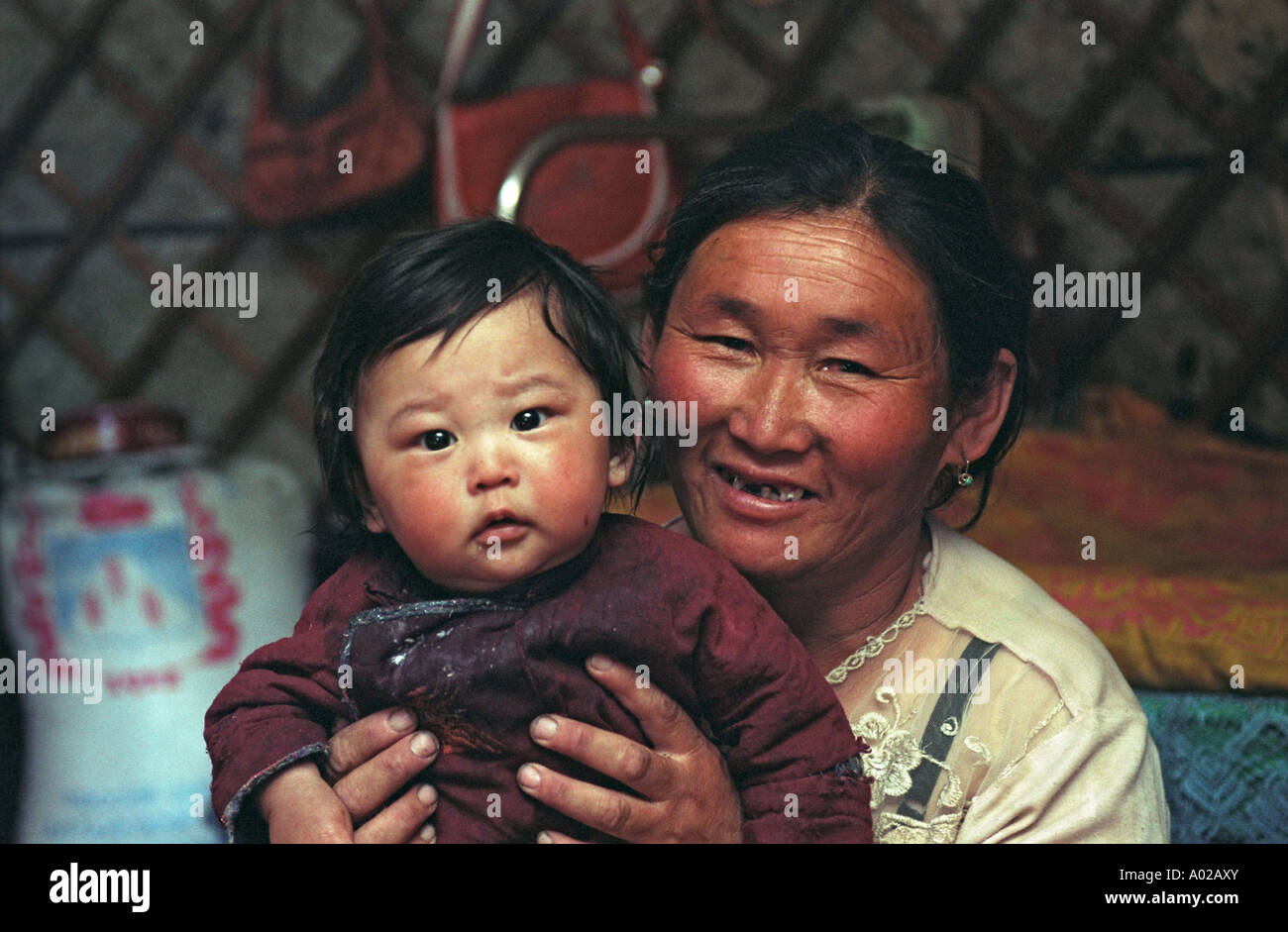Grand Mere Avec Bebe A L Interieur Des Habitation Mongole Yourte Ou Ger Delger Moron Riviere A Proximite Khuvsgul Aimag Province Nort Photo Stock Alamy