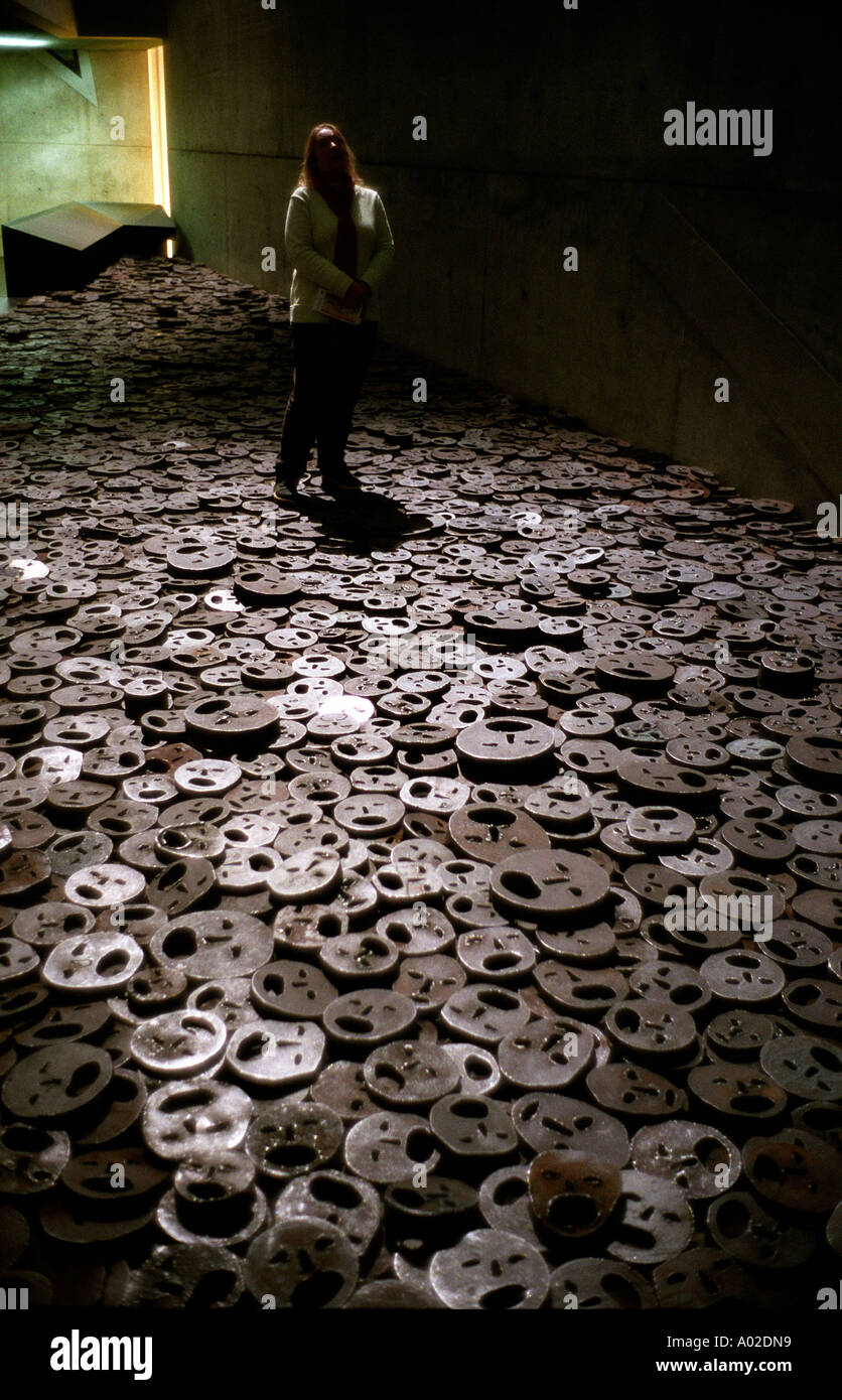 Berlin, Allemagne. Le musée juif. Gefalleneslaub, feuilles tombées par Menashe Kadishman. Banque D'Images