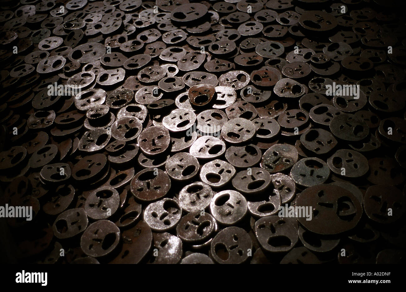 Berlin, Allemagne. Le musée juif. Gefalleneslaub, feuilles tombées par Menashe Kadishman. Banque D'Images