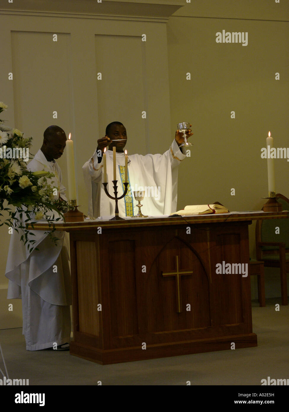 Deux prêtres nigérians noir officiant à une cérémonie de mariage Barry Glamorgan South Wales Banque D'Images