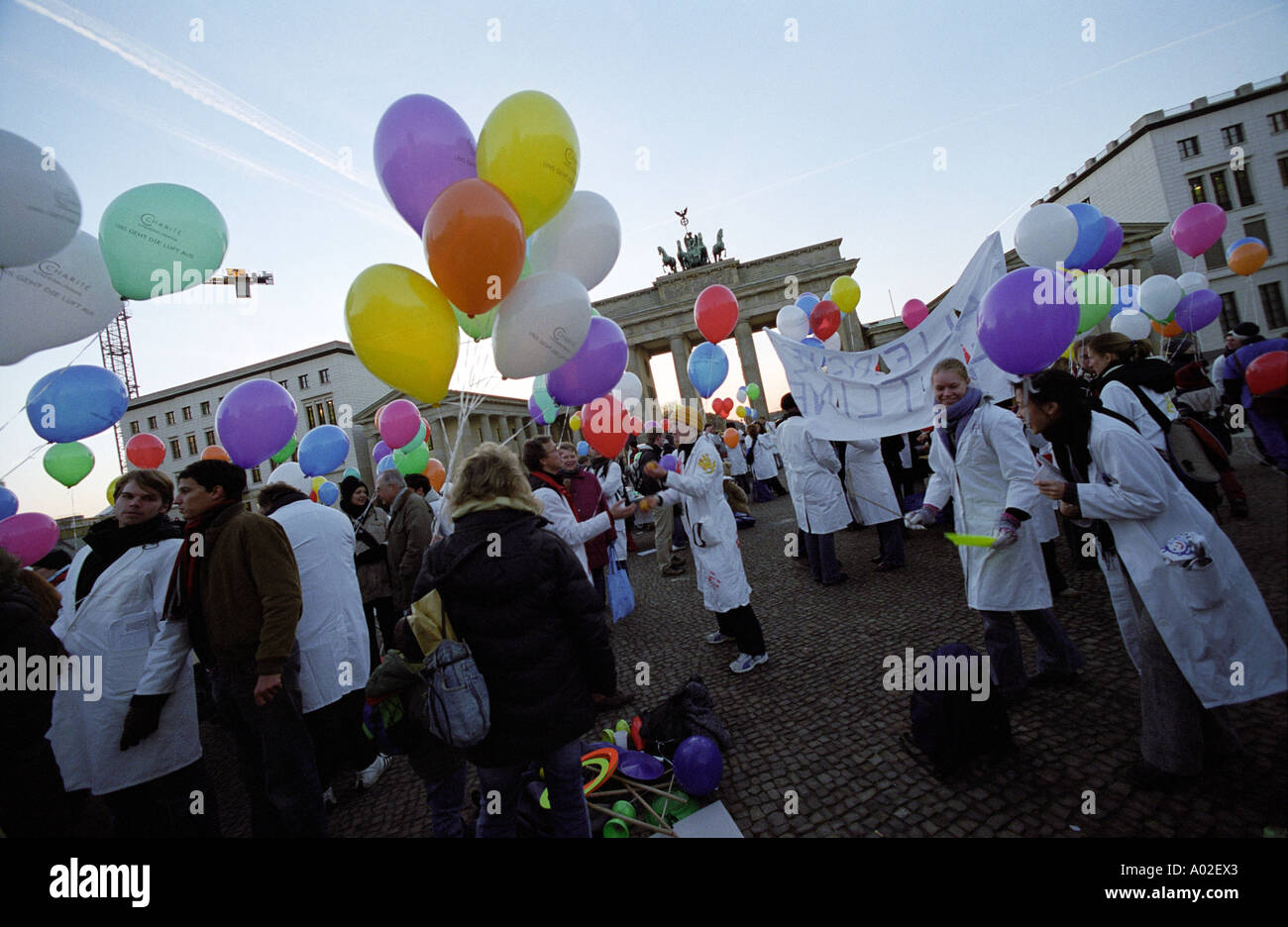 Berlin, Allemagne. Décembre 2005. Les médecins de l'étudiant l'hôpital de la Charité de manifester contre la hausse des prix à Berlin. Banque D'Images
