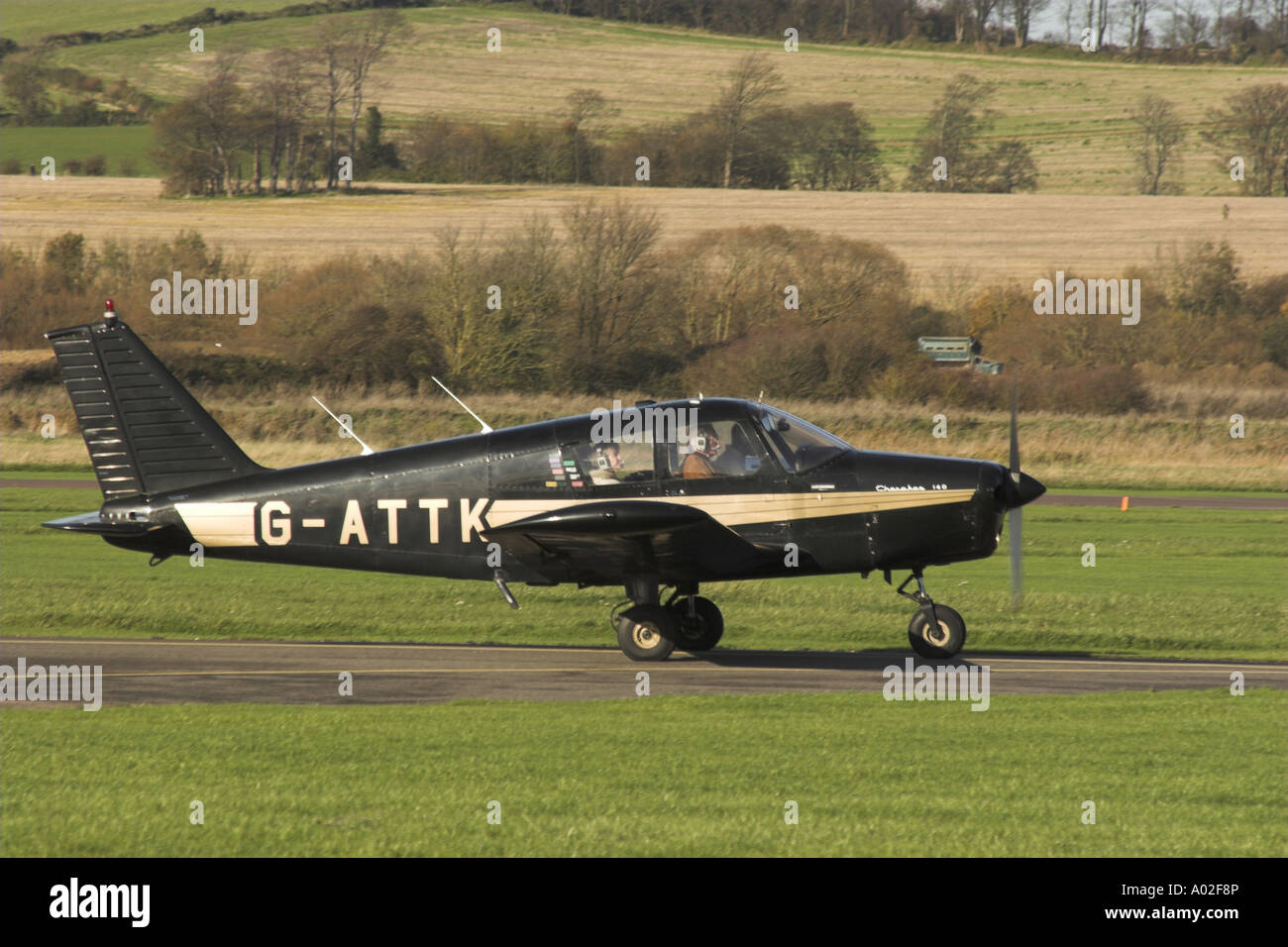 Un Piper Pa 28 140 Cherokee Taxis Pour Decoller Photo Stock Alamy