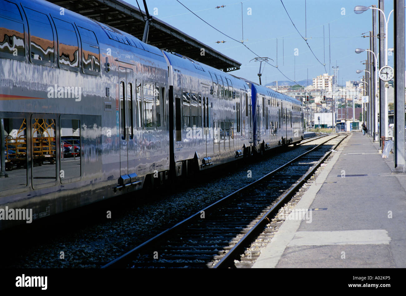 Train en arrivant à la plate-forme de la Gare Saint Charles, Marseille, France. Banque D'Images