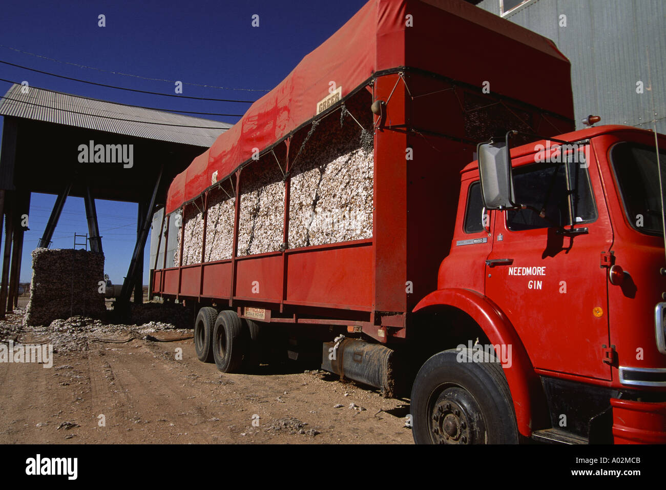 La livraison camion balle de coton à la communauté Co op Gin Coton Texas Needmore Banque D'Images
