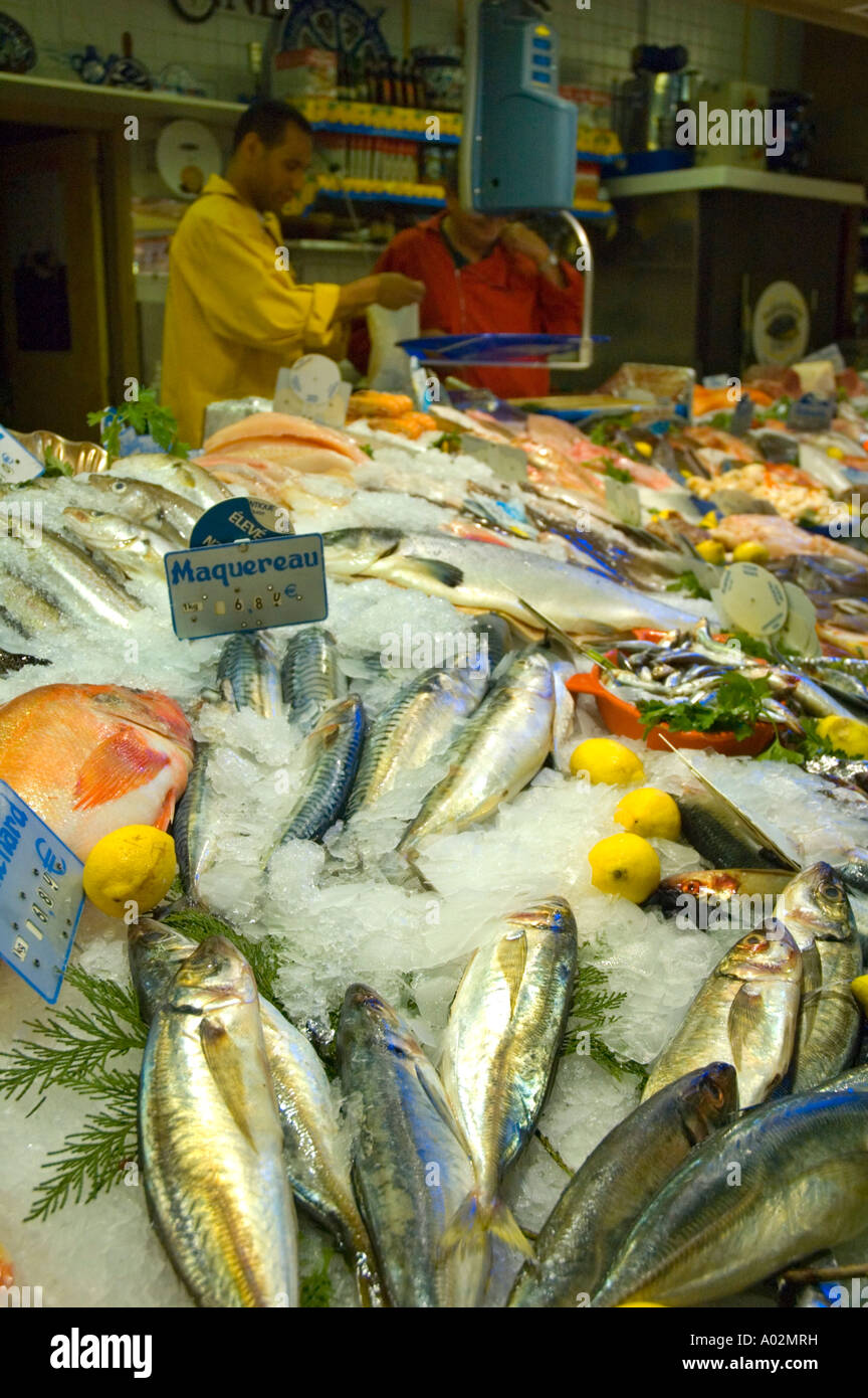 Du poisson au marché Couvert St Germain à Paris la capitale de France UE Banque D'Images