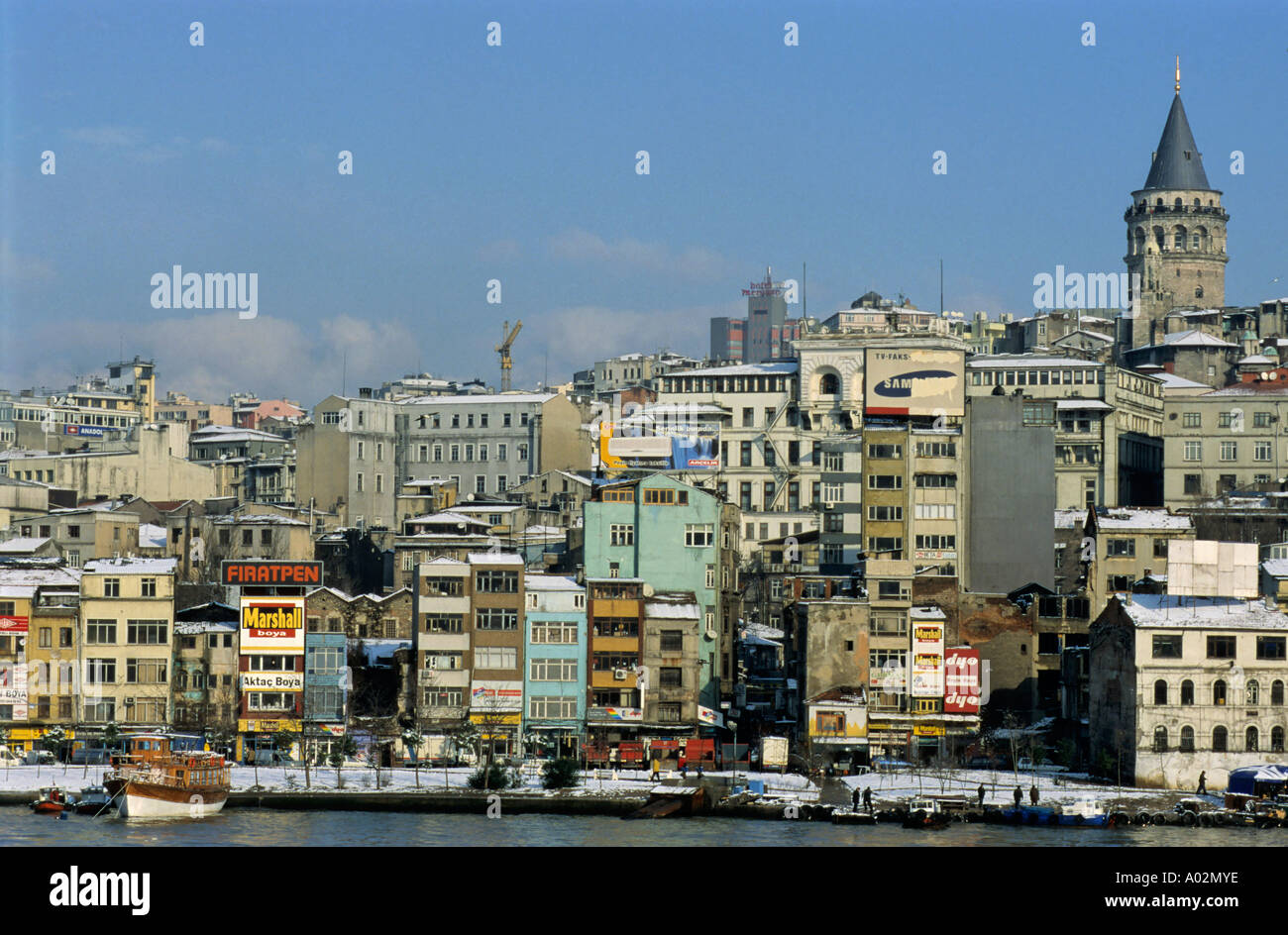 Istanbul, Turquie : la Tour Galata s'élève au-dessus de la ville le long du détroit du Bosphore, Istanbul, Turquie - 2004 Banque D'Images