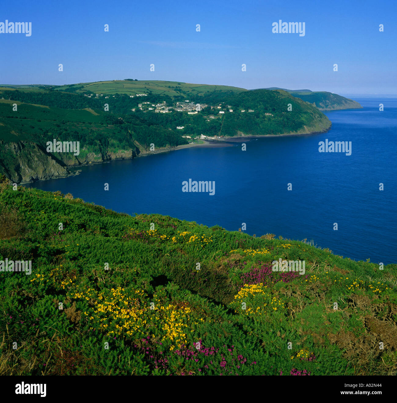 À l'ouest le long de la côte et beauty spot de Countisbury Hill vers Lynton et Lynmouth Devon, Angleterre Nord Harbour Banque D'Images