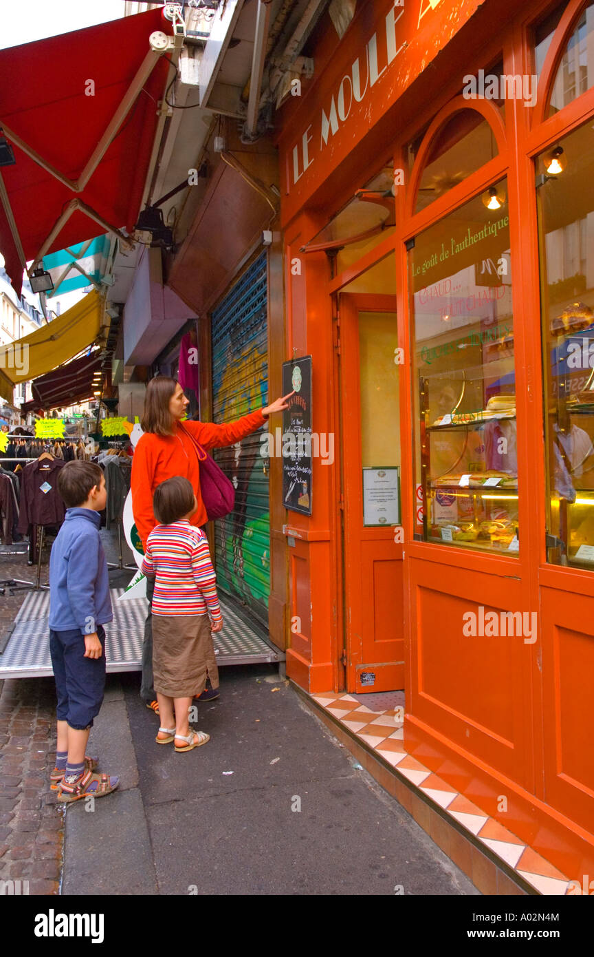 Restaurant le long de la rue Mouffetard à Paris la capitale de France UE Banque D'Images