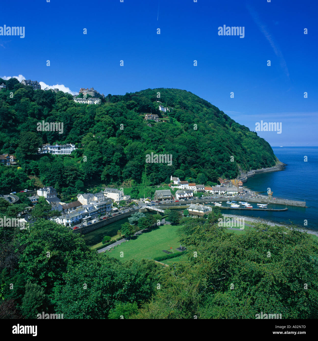 Vue d'été de l'Torrs à bas sur les petits bateaux près de l'embouchure de la rivière du Nord Port de Lynmouth Devon, Angleterre Banque D'Images