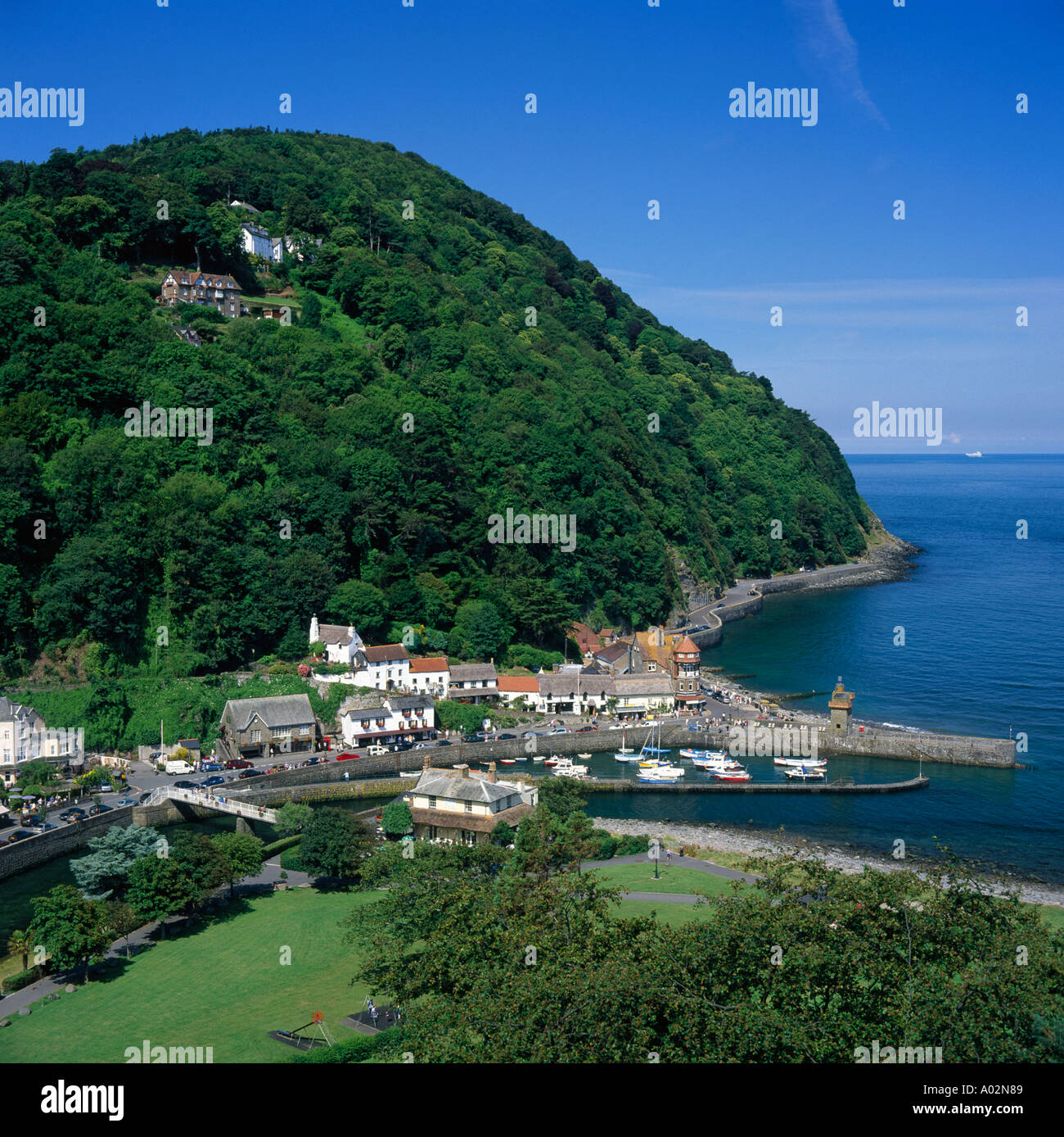 Vue d'été de l'Torrs à bas sur les petits bateaux près de l'embouchure de la rivière du Nord Port de Lynmouth Devon, Angleterre Banque D'Images