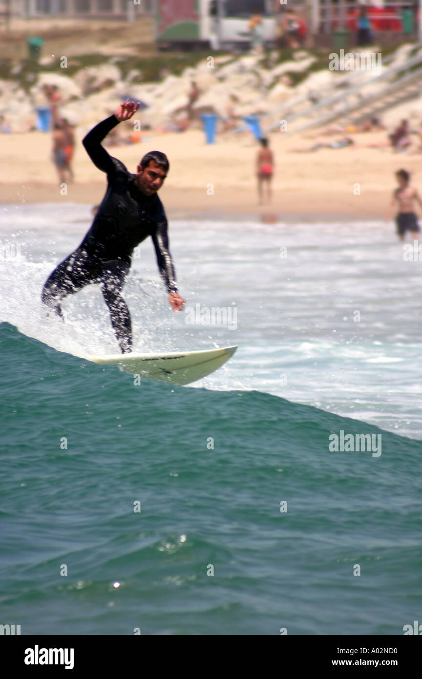 Sport Surf surfer les vagues Sporting Portugal Lisbonne Costa da Caparica Beach Banque D'Images