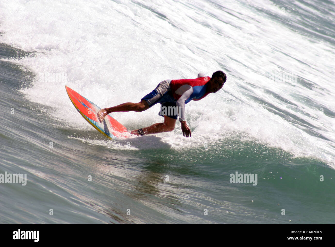 Sport Surf surfer les vagues Sporting Portugal Lisbonne Costa da Caparica Beach Banque D'Images
