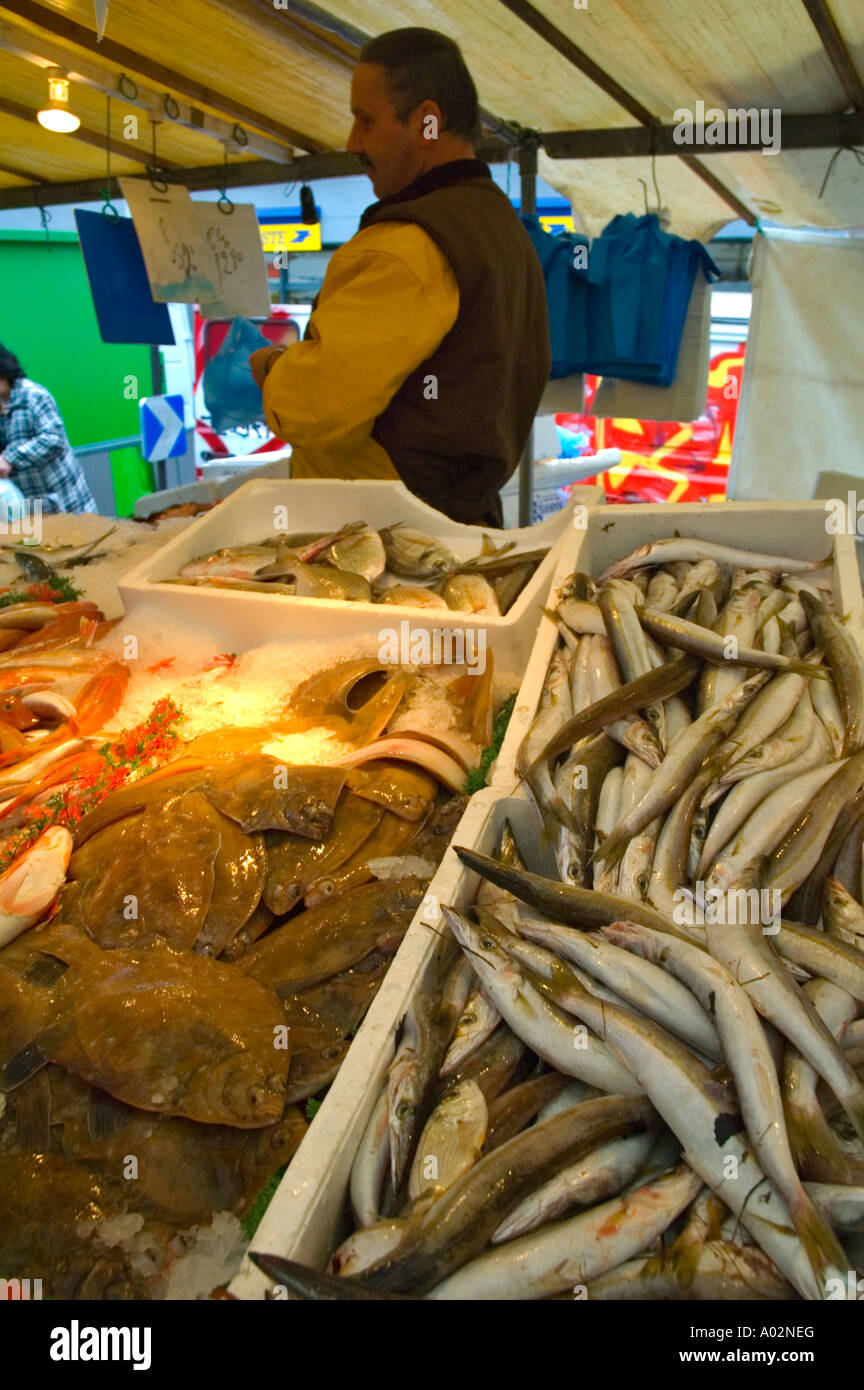 Du poisson au marché Popincourt sur Boulevard Richard Lenoir à Paris la capitale de France UE Banque D'Images