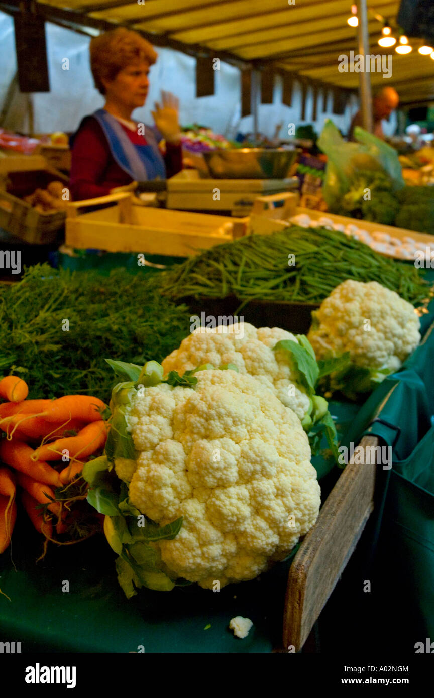 Des produits frais au marché Popincourt sur Boulevard Richard Lenoir à Paris la capitale de France UE Banque D'Images