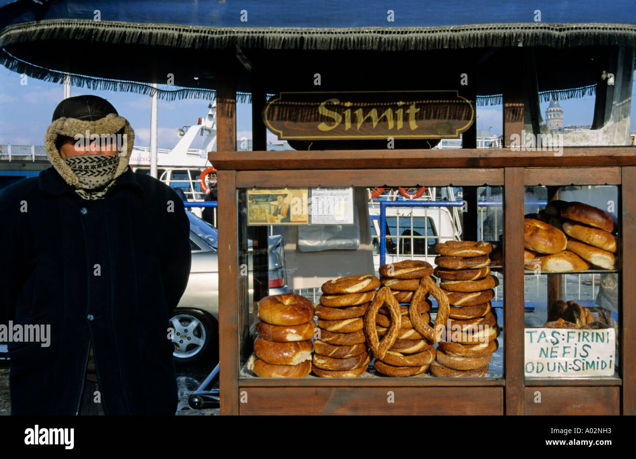 Vendeur de rue vendant Simit, une circulaire du pain avec des graines de sésame, à Istanbul, Turquie. Banque D'Images