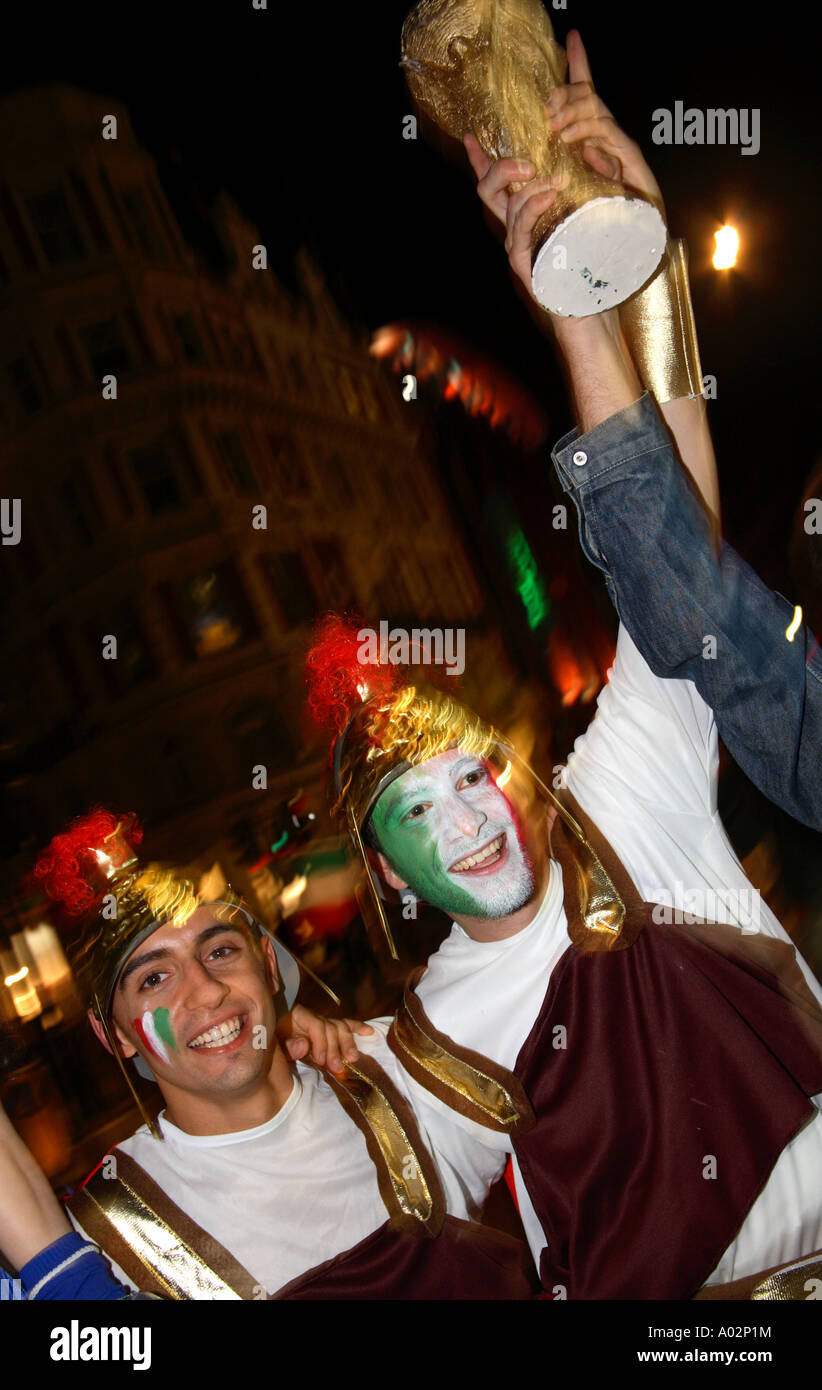 Italian fans célébrer dans Piccadilly Circus après avoir remporté la finale de la Coupe du monde 2006 contre la France, Londres Banque D'Images