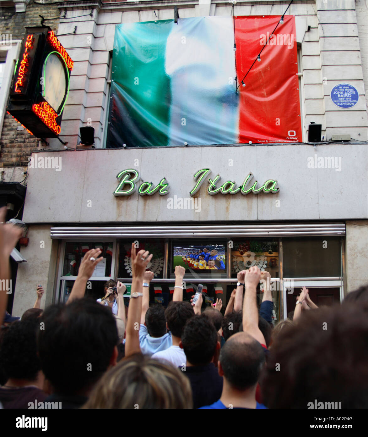 Les partisans italiens regardant victoire 2-0 contre le Ghana, Coupe du Monde 2006, Bar Italia, Londres Banque D'Images