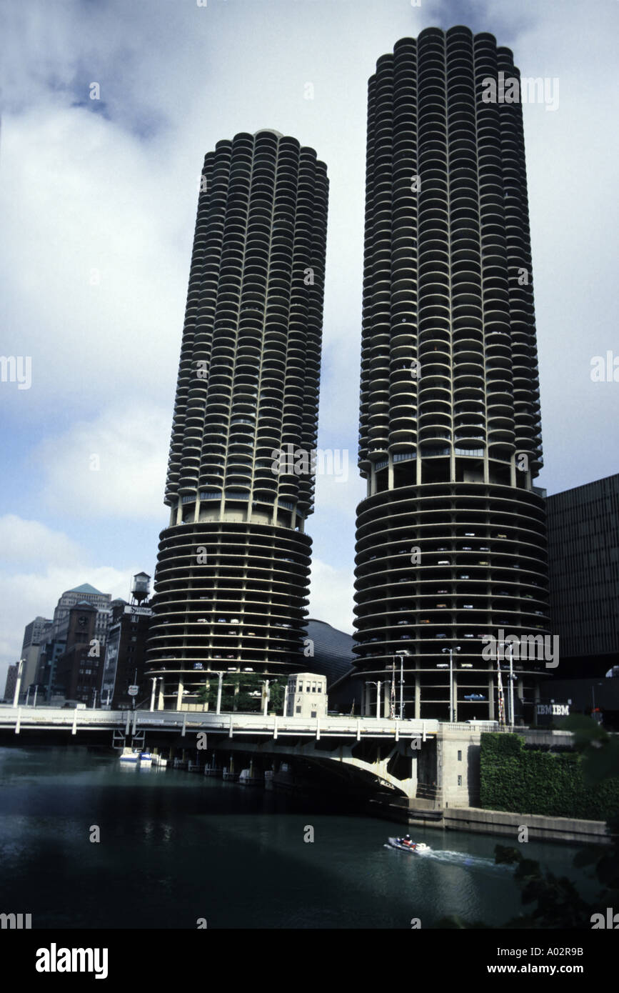 Usa Illinois Chicago le marina city lits 1 épis par l'architecte bertrand goldberg et la rivière Chicago Banque D'Images