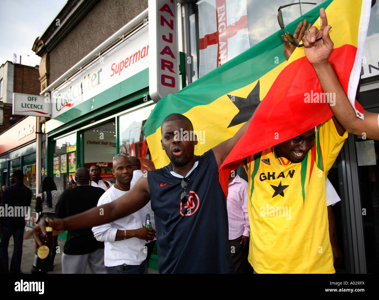 Fans ghanéens célèbrent leur première finale de la Coupe du monde victoire sur la République tchèque, Bar, Londres 2006 Manjaro Banque D'Images