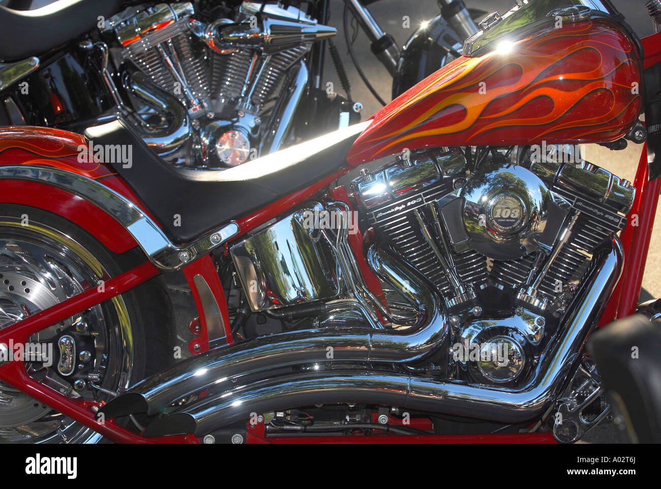 Moto Custom Harley Davidson avec des flammes et motif chrome Banque D'Images