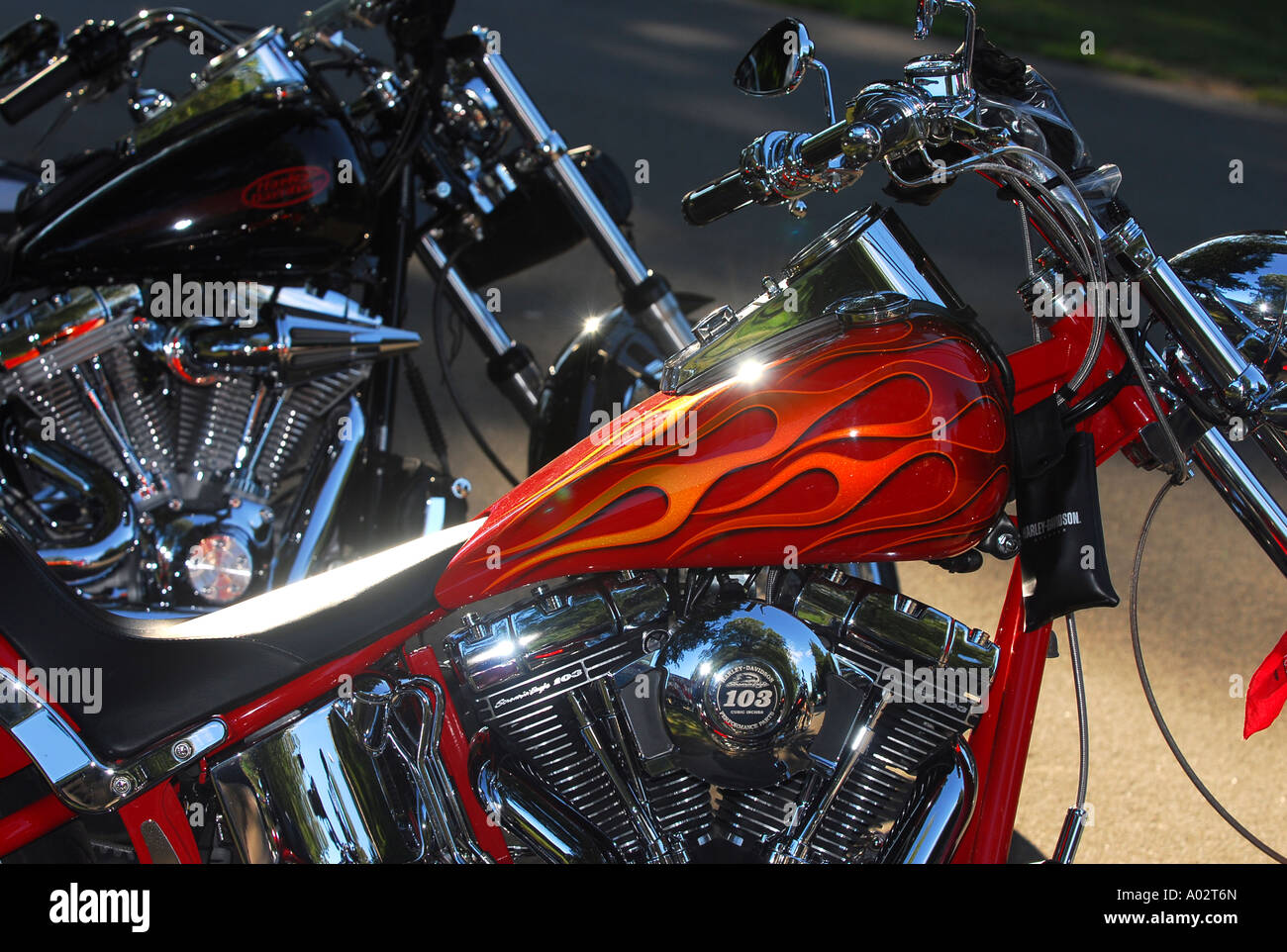 Moto Custom Harley Davidson avec des flammes et chrome Banque D'Images
