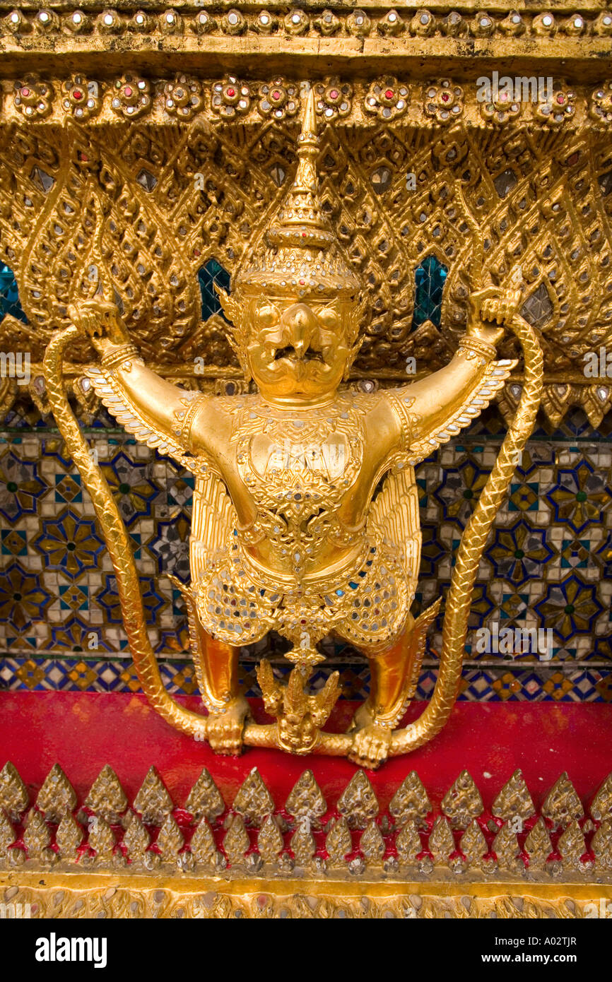 Statues de Kinnara, Temple du Bouddha émeraude, Wat Phra Kaeo, Grand Palais, Bangkok, Thaïlande. Banque D'Images