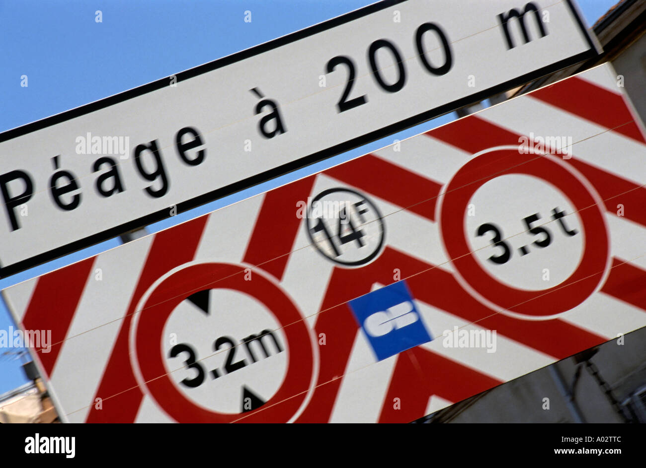 Le Français signe de route sur une autoroute à péage Banque D'Images