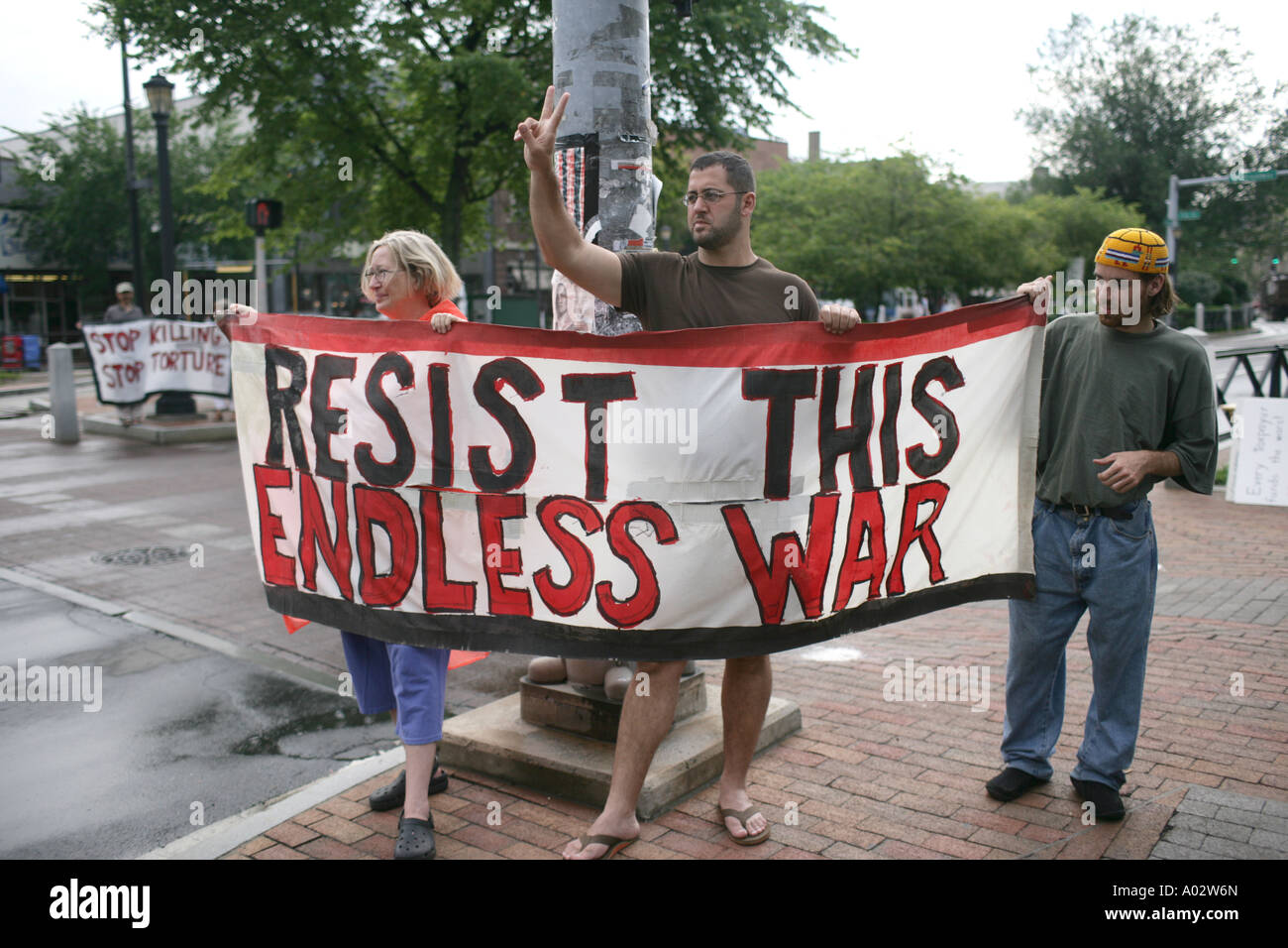 Les manifestants de la guerre des États-Unis dans l'opposition à la guerre en Irak, tenir un panneau qui dit résister à cette guerre sans fin en 2006 Banque D'Images