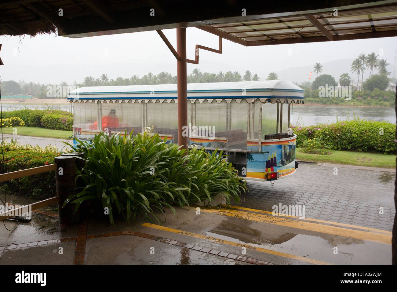 Passanger transport bus comme l'aéroport de Ko Samui, Thaïlande. Banque D'Images