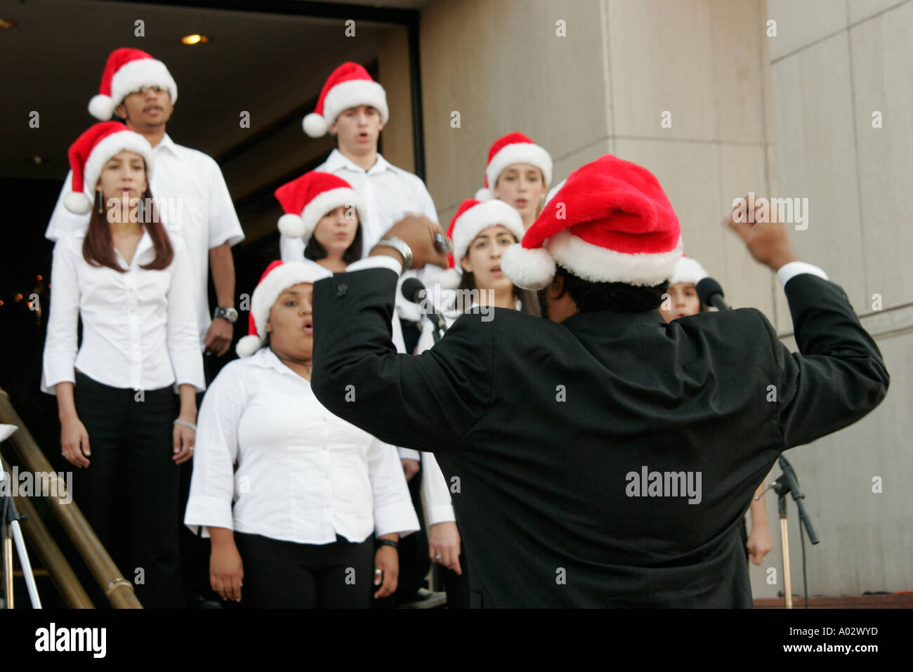 Miami Florida, Coral Gables Junior Orange Bowl Caroling Competition, étudiants chorus chant hispanique adolescents garçons filles performer, chantant directeur l Banque D'Images