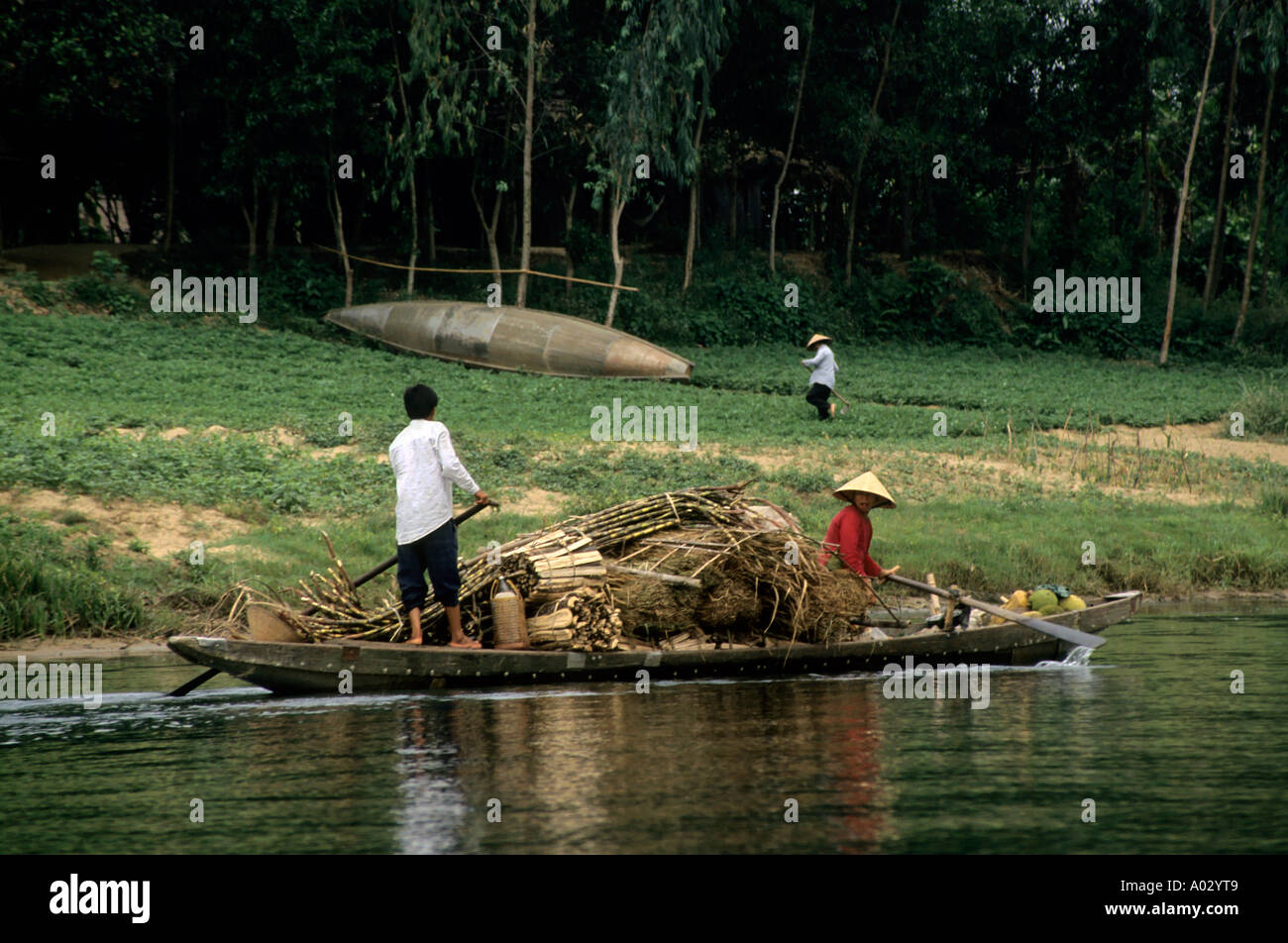 La rivière des Parfums, le Vietnam - Personnes - Man and Woman Riding un bateau Banque D'Images
