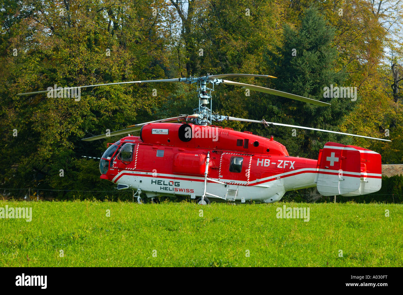 Un hélicoptère Kamov sur le terrain. Banque D'Images