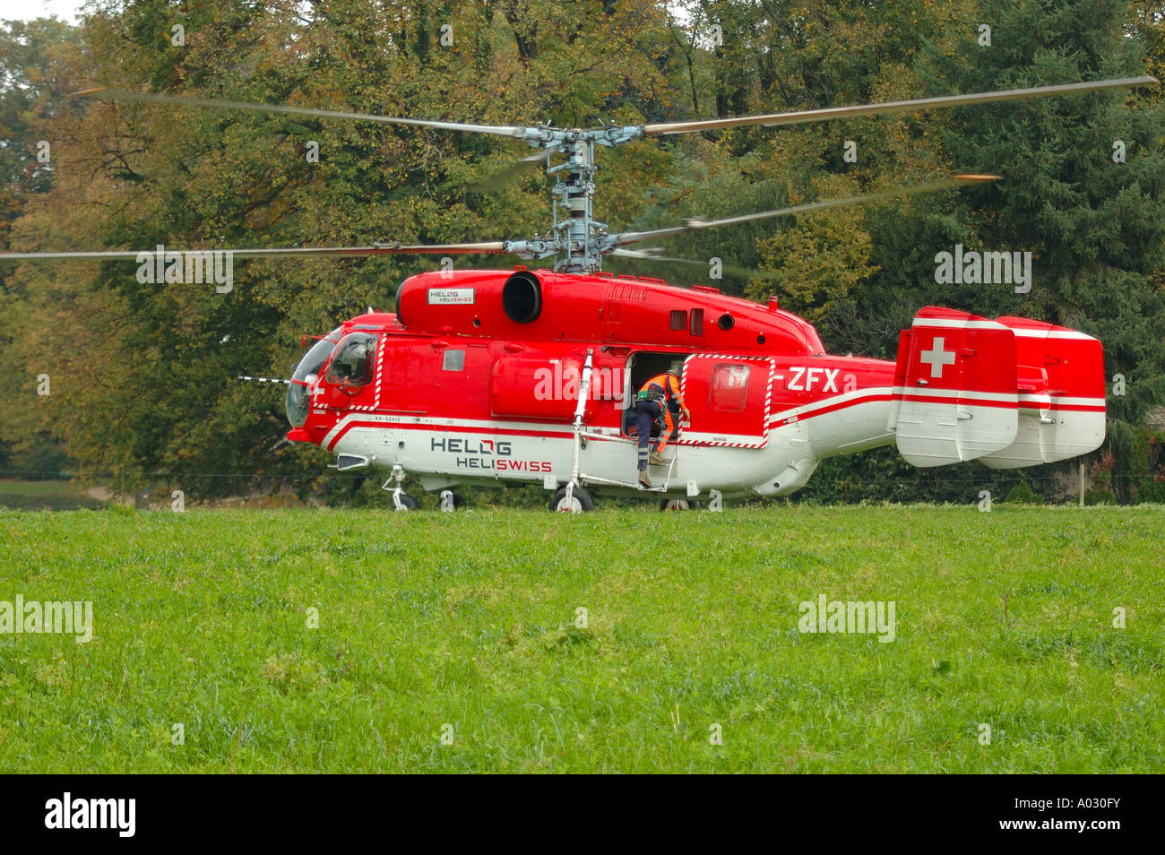 Un Kamov KA32un hélicoptère au décollage Banque D'Images