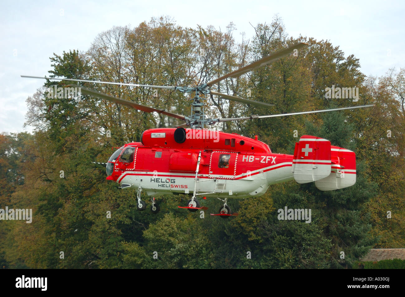 Un Kamov KA32un hélicoptère au décollage Banque D'Images
