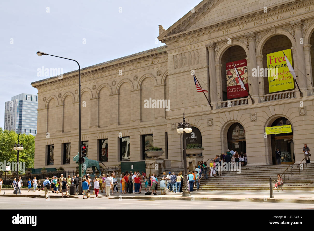 Chicago Illinois Visiteurs attendre en ligne pour accéder à l'extérieur de l'Institut d'Art sur Michigan Avenue, entrée de l'édifice Banque D'Images
